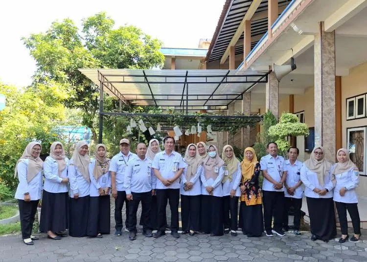 SMP 1 Gebog Kudus Lolos Verifikasi Lapangan Lomba Sekolah Sehat 2025 25 Jajaran guru SMP Negeri 1 Gebog. (Fahtur Rohman/Lingkarjateng.id)