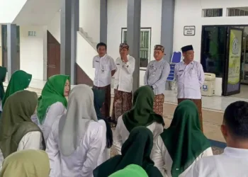 Bupati Kudus, Sam’ani Intakoris (kedua kanan), saat mengunjungi SMP 2 Gebog, Kamis, 3 Juli 2025. (Fahtur Rohman/Lingkarjateng.id)