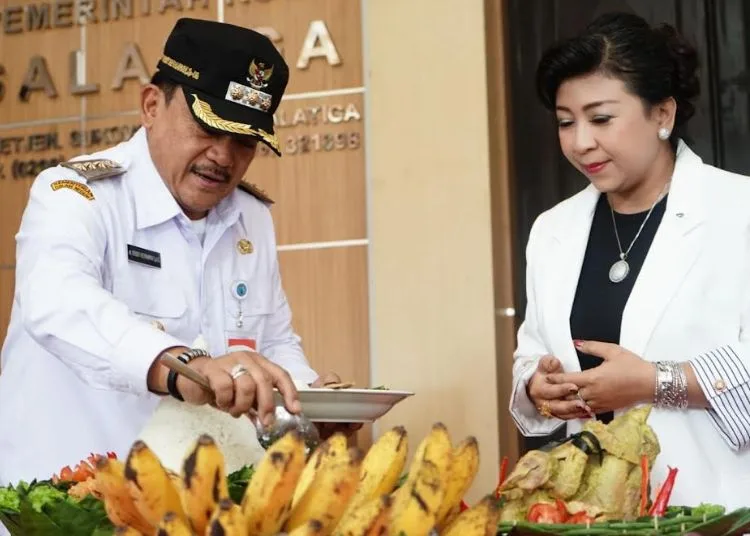 Sambut HUT Salatiga, Pemkot Gelar Tumpengan dan Selamatan 25 POTONG TUMPENG: Wali Kota Salatiga Robby Hernawan memotong tumpeng pada acara rangkaian peringatan Hari Jadi ke-1.275 Kota Salatiga di Gedung Papak, kompleks Pemkot Salatiga, Rabu, 23 Juli 2025. (Prokompim Setda Salatiga/Lingkarjateng.id)