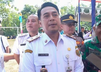 Sekda Kabupaten Pekalongan, Yulian Akbar, saat memberikan keterangan pers usai membuka TMMD ke-125 di Desa Windurojo, Kecamatan Kesesi, pada Rabu, 23 Juli 2025. (Fahri Akbar/Lingkarjateng.id)