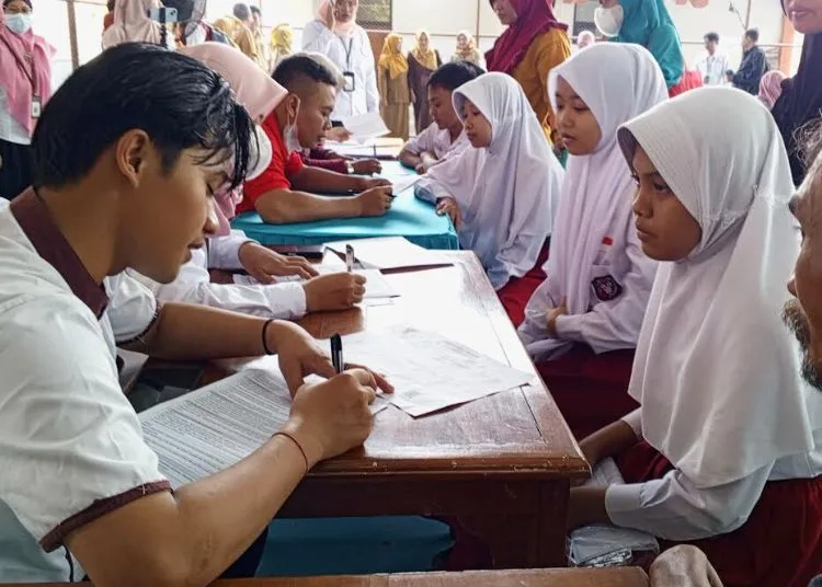 Sekolah Rakyat di Pati Resmi Dibuka, 100 Siswa Langsung Jalani MPLS 25 CEK KESEHATAN: Para peserta didik Sekolah Rakyat di Sentra Margolaras, Desa Sukoharjo, Kecamatan Margorejo, Kabupaten Pati mengikuti cek kesehatan gratis pada hari pertama masuk sekolah pada Senin, Selasa, 14 Juli 2025. (Setyo Nugroho/Lingkarjateng.id)