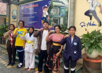 FOTO BERSAMA: Para siswa SMP 1 Kudus saat berfoto di depan logo Siheka, Jumat, 18 Juli 2025. (Fahtur Rohman/Lingkarjateng.id)