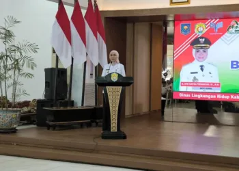 Sikapi Sanksi KLHK, Pemkab Kendal Sosialisasi Pengolahan Sampah 25 Bupati Kendal, Dyah Kartika Permanasari, menyampaikan sambutannya dalam acara sarasehan pengolahan sampah pada Rabu, 30 Juli 2025. (Arvian Maulana/Lingkarjateng.id)