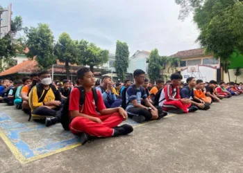GLADI BERSIH: Siswa kelas 7 SMP 1 Kudus mengikuti gladi bersih sebelum masa pengenalan lingkungan sekolah (MPLS) pada Sabtu, 12 Juli 2025. (Fahtur Rohman/Lingkarjateng.id)