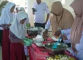 Siswa SD di Pekalongan Diajak Biasakan Pola Makan Sehat 27 MENGANTRE: Petugas dari DKPP Kabupaten Pekalongan membagikan makanan sehat kepada siswa SDN 1 Bulakpelem dalam kegiatan sosialisasi Gerakan Makan B2SA, Rabu, 16 Juli 2025. (Fahri Alakbar/Lingkarjateng.id)