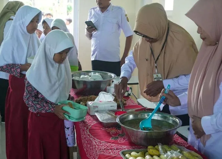 Siswa SD di Pekalongan Diajak Biasakan Pola Makan Sehat 25 MENGANTRE: Petugas dari DKPP Kabupaten Pekalongan membagikan makanan sehat kepada siswa SDN 1 Bulakpelem dalam kegiatan sosialisasi Gerakan Makan B2SA, Rabu, 16 Juli 2025. (Fahri Alakbar/Lingkarjateng.id)