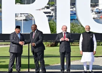 Presiden RI Prabowo Subianto (kiri) berfoto bersama para pemimpin dunia anggota BRICS pada KTT BRICS 2025 di Rio de Janeiro, Brasil, pada Minggu, 6 Juli 2025. (Antara/Lingkarjateng.id)