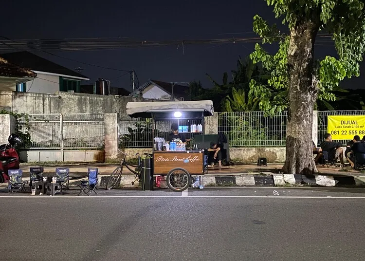 Bupati Kudus Akan Tata Street Coffee di Trotoar Jalan Jenderal Sudirman 25 Salah satu pedagang street coffee di Jalan Jenderal Sudirman, Kabupaten Kudus. (Mohammad Fahtur Rohman/Lingkarjateng.id)