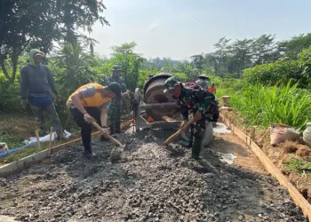 TMMD Kandangmas Kudus, Jalan Usaha Tani Dukuh Sudo-Masin Dibeton 30 GOTONG ROYONG: Anggota TNI dan warga gotong royong betonisasi jalan proyek TMMD ke-125 di Desa Kandangmas, Kecamatan Dawe, Kabupaten Kudus, Jumat, 25 Juli 2025. (Fahtur Rohman/Lingkarjateng.id)