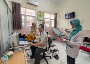 PERIKSA: Ibu hamil risiko tinggi sedang menjalani pemeriksaan dalam program Nasi Jangkrik di RSUD dr. Loekmono Hadi Kudus belum lama ini. (Rohman/Lingkarjateng.id)