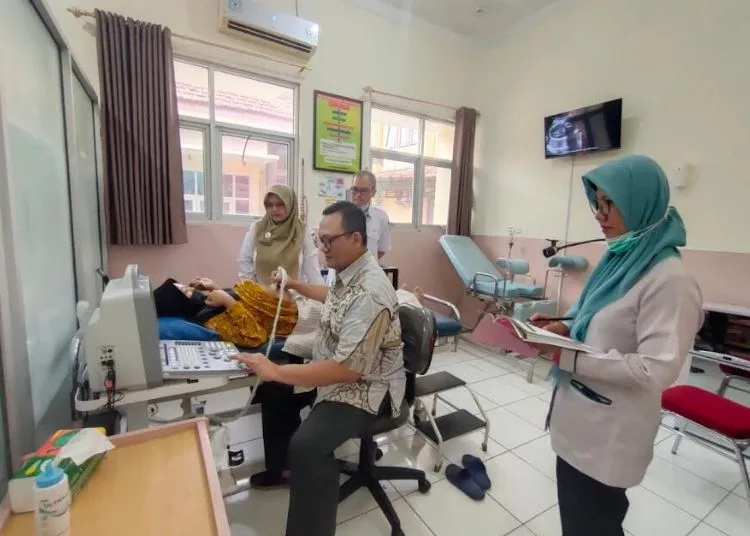 PERIKSA: Ibu hamil risiko tinggi sedang menjalani pemeriksaan dalam program Nasi Jangkrik di RSUD dr. Loekmono Hadi Kudus belum lama ini. (Rohman/Lingkarjateng.id)
