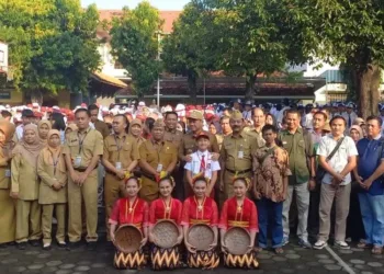 Bupati Kudus, Sam’ani Intakoris (baris ketika tengah), saat foto bersama dengan siswa baru SMP 1 Kudus pada Senin, 14 Juli 2025. (Fahtur Rohman/Lingkarjateng.id)