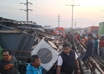Truk bermuatan besi rongsokan yang terguling di Flyover Jalan Arteri Yos Sudarso, Kota Semarang, pada Rabu, 23 Juli 2025. (Syahril Muadz/Lingkarjateng.id)