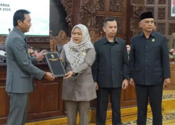 Wakil Bupati Batang, Suyono (kiri), menunjukkan dokumen persetujuan Raperda Perubahan APBD 2025 saat rapat paripurna di DPRD Batang pada Selasa, 15 Juli 2025. (Dok. Pemkab Batang/Lingkarjateng.id)