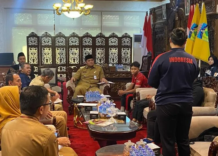 Wabup Jepara akan Fasilitasi Atlet Terkendala Akses Pendidikan dan Peluang Kerja 25 DISKUSI: Wakil Bupati Jepara, M. Ibnu Hajar, saat menerima kunjungan para atlet berprestasi di Ruang Kerja Bupati pada Senin, 7 Juli 2025. (Tomi Budianto/Lingkarjateng.id)