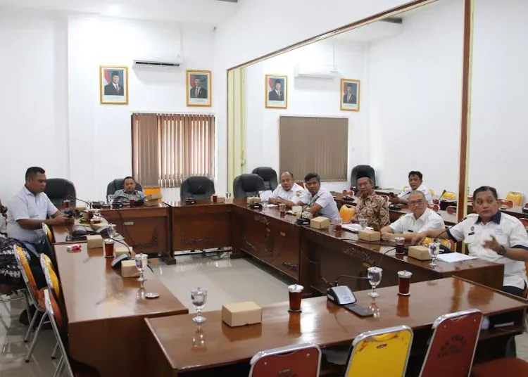 Wakil DPRD Kawal Pembebasan Lahan Proyek Bendung Gerak Pekalongan 25 RAPAT: Wakil Ketua DPRD Kabupaten Pekalongan, Sumar Rosul, memimpin rapat koordinasi pembebasan lahan musnah di Jeruksari terkait proyek bendung gerak, Rabu, 23 Juli 2025. (Fahri Alakbar/Lingkarjateng.id)