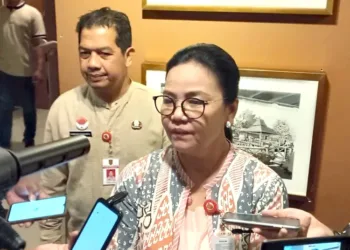 Wali Kota Semarang Agustina Wilujeng Pramestuti, didampingi Kepala Dinas Pendidikan Kota Semarang Bambang Pramusinto. (antara)