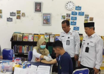 Warga Binaan Rutan Salatiga Jalani Pemeriksaan HIV/AIDS 30 MENYUNTIK: Seorang warga binaan Rutan Salatiga saat menjalani pemeriksaan kesehatan di rutan setempat, Kamis, 3 Juli 2025. (Rutan Salatiga/Lingkarjateng.id)