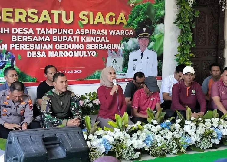 Bupati Kendal, Dyah Kartika Permanasari, bersama jajaran perangkat daerah, Pemerintah Kecamatan Pegandon serta Pemdes Margomulyo dalam kegiatan bersatu siaga di Desa Margomulyo, Kecamatan Gemuh, Kabupaten Kendal, Jumat, 11 Juli 2025. (Arvian Maulana/Lingkarjateng.id)