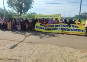 Warga Tolak Pembangunan TPA di Kalijoyo Pekalongan 30 PROTES: Warga Desa Kalijoyo membentangkan spanduk penolakan terhadap rencana pembangunan TPA sampah di wilayah mereka, Senin, 30 Juni 2025. (Dok. Wrga Kalijoyo/Lingkarjateng.id)