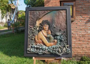 POTRET: Salah satu karya seniman ukir Jepara yang dilelang di Gallery Waloeyoe Hadi, Bapangan, Jepara, pada Rabu, 31 Juli 2025. (Tomi Budianto/Lingkarjateng.id)