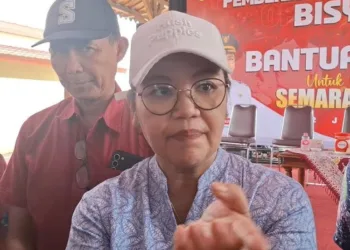 Pemkot Semarang Berencana Bangun SMP-SMA di Tambaklorok, Ini Skemanya 31 Wali Kota Semarang Agustina Wilujeng Pramestuti saat mengunjungi kawasan Tambaklorok, pada Sabtu, 12 Juli 2025.
(Syahril Muadz/Lingkarjateng.id)