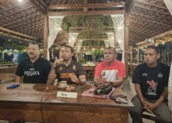 Ketua ASKAB PSSI Kabupaten Pekalongan, Andi Susanto (kiri kedua). (Dok. Pribadi/Lingkarjateng.id)