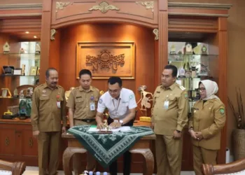 Sah! RSUD Samin Surosentiko Blora Kini Sudah Bisa Layani Pasien BPJS 27 Bupati Blora Arief Rohman berserta jajaran Dinas Kesehatan saat penandatanganan kerjasama dengan BPJS Kesehatan, Senin, 7 Juli 2025. (Hanafi/Lingkarjateng.id)