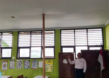 Kepala Sekolah SDN 1 Karangjati, Blora Eko Hadi memperlihatkan plafon yang di sangga dengan bambu. (Eko Wicaksono/Lingkarjateng.id)