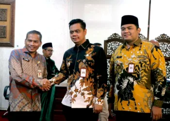 Bersalaman, Bupati Jepara, Witiarso Utomo (tengah), didampingi Wakil Bupati Jepara, M. Ibnu Hajar (kanan) dengan Ary Bachtiar (tomy budianto)