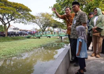 Wakil Gubernur Jawa Tengah, Taj Yasin Maemun didampingi Bupqti Demak Eisti’anah saat meninjau normalisasi Sungai Pelayaran di Wonokerto Demak, Kamis, 3 Juli 2025. (M Burhanuddin Aslam/Lingkarjateng.id)