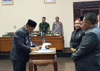 Bupati Grobogan Setyo Hadi dan Ketua DPRD Grobogan Lusia Indah Artani menandatangani Persetujuan Bersama atas Rancangan Peraturan Daerah (Raperda) Pertanggungjawaban Pelaksanaan APBD Tahun Anggaran 2024 pada Rapat Paripurna DPRD ke-23 yang digelar Selasa, 8 Juli 2025. (Ahmad Abror/Lingkarjateng.id)
