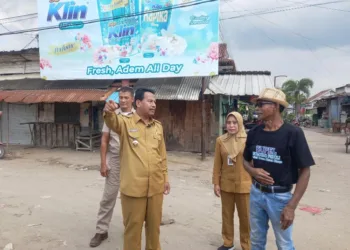 Bupati dalam kunjungannya di barat Pasar Rembang, bersama Bambang Sumantri ketua P3R (kanan), Senin, 7 Juli 2025. (Muhammad Faalih/Lingkarjateng.id)