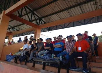 Bupati Harno (kaos biru) saat menyaksikan pertandingan Pamotan 2 FC vs Sluke FC di Stadion Krida Rembang, 18 Juli 2025. (Muhannad Faalih/Lingkarjateng.id)