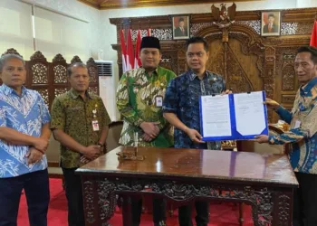 3 Nama Lolos Seleksi Sekda Jepara, Berikut Kandidatnya 31 Tim Panitia Seleksi (Pansel) Sekertaris Daerah (Sekda) Kabupaten Jepara saat menyerahkan hasil seleksi Terbuka dan Kompetitif Pengisian Jabatan Pimpinan Tinggi Pratama Sekda Kabupaten Jepara, kepada Bupati Jepara, di Ruang Kerja Bupati Jepara, pada Kamis, 2 Juli 2025. (Tomi Budianto/Lingkarjateng.id)