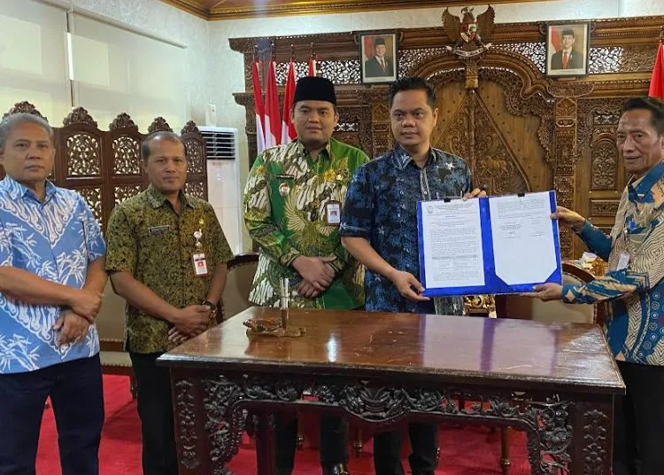 3 Nama Lolos Seleksi Sekda Jepara, Berikut Kandidatnya 25 Tim Panitia Seleksi (Pansel) Sekertaris Daerah (Sekda) Kabupaten Jepara saat menyerahkan hasil seleksi Terbuka dan Kompetitif Pengisian Jabatan Pimpinan Tinggi Pratama Sekda Kabupaten Jepara, kepada Bupati Jepara, di Ruang Kerja Bupati Jepara, pada Kamis, 2 Juli 2025. (Tomi Budianto/Lingkarjateng.id)