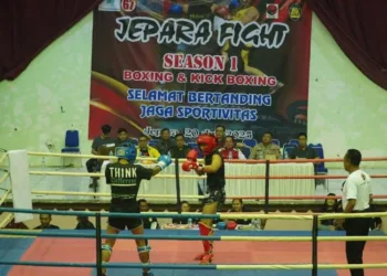 Suasana Jepara Fight Season 1 yang digelar di Gedung Wanita Jepara yang digelar di Gedung Wanita Jepara, Minggu malam, 20 Juli 2025. (Tomi Budianto/Lingkarjateng.id)