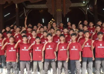 Bupati Jepara, Witiarso Utomo (Mas Wiwit) saat melepas tim Jepara United yang akan berlaga di Piala Soeratin U-17. (Tomi Budianto/Lingkarjateng.id)