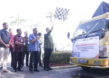 Bupati Jepara, Witiarso Utomo (Mas Wiwit) saat melepas armada pengangkut bantuan beras dari Bapenas di halaman Sekretariat Daerah, pada Selasa, 22 Juli 2025. (Tomi Budianto/Lingkarjateng.id)