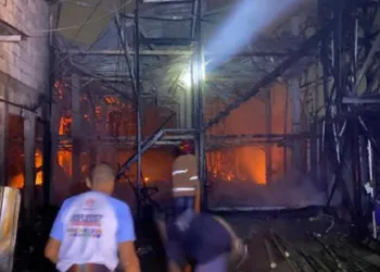 Tim Damkar Kabupaten Jepara saat berupaya memadamkan api yang membakar kandang ayam di Desa Tedunan, Kecamatan Kedung. (Dok. for Lingkarjateng.id)