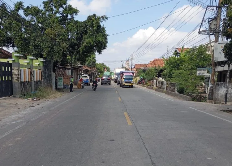 Kecelakaan Mobil Vs Motor Terjadi di Welahan-Gotri Jepara, Begini Kondisinya 25 Pihak Kepolisian saat melakukan olah TKP usai kecelakaan mobil vs motor di Welahan-Gotri Jepara, Selasa, 29 Juli 2025. (Dok. for Lingkarjateng.id)