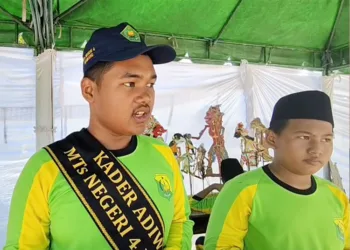 Azka El Charida (kiri), siswa kelas VIII MTs Negeri 4 Rembang (Dok. Lingkar)