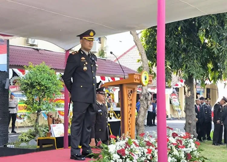 Kapolres Kendal Ungkap Makna di Balik Hari Bhayangkara 2025 25 Kapolres Kendal, AKBP Hendry Susanto Sianipar saat menjadi inspektur upacara Hari Bhayangkara di Mapolres Kendal, Selasa, 1 Juli 2025. (Arvian Maulana/Lingkarjateng.id)