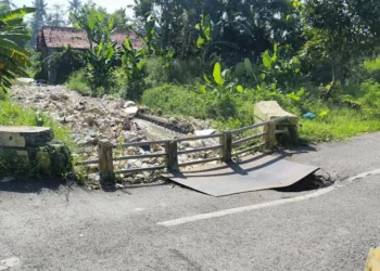 Miris, Jembatan di Jalan Jambearum Kendal Bolong dan Dipenuhi Sampah 32 Kondisi memprihatinkan dari jembatan penghubung di jalan Jambearum perbatasan Desa Bangunrejo dan Desa Wonosari dengan kondisi bolong dan hanya ditutupi dengan pelat besi, Rabu, 2 Juli 2025. (Arvian Maulana/Lingkarjateng.id)