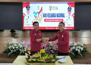 Hari Keluarga Nasional ke-32, Ini Pesan Wabup Kendal 30 Wakil Bupati Kendal, Benny Karnadi memberikan potongan tumpeng kepada Kepala DP2KBP2PA Kabupaten Kendal Albertus Hendri Setyawan, Rabu, 3 Juli 2025. (Arvian Maulana/Lingkarjateng.id)