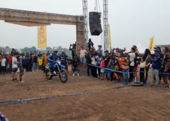 KSAL Cup Hiu Selatan International Hard Enduro Pacu Peningkatan Ekonomi Kendal 30 Masyarakat tampak ramai menyaksikan KSAL Cup Hiu Selatan Adventure Trail International Hard Enduro ke-7 yang digelar di Kendal. (Arvian Maulana/Lingkarjateng.id)