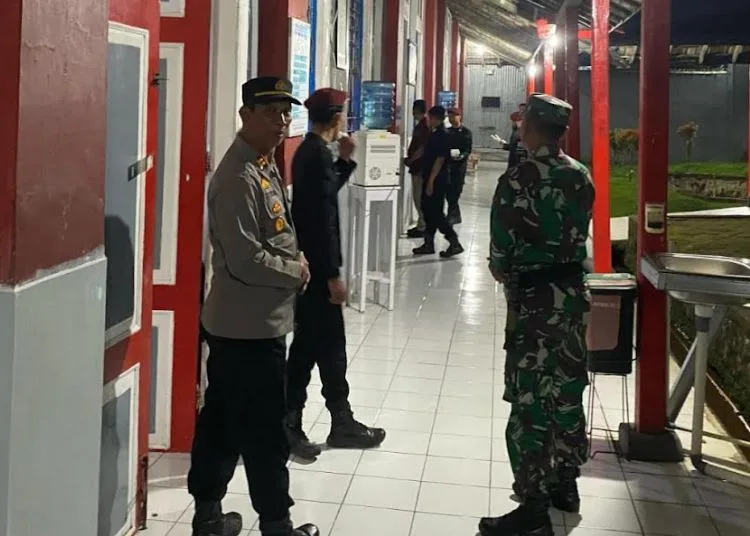 Razia Gabungan Jadi Strategi Pencegahan Gangguan Keamanan di Lapas Plantungan Kendal 25 Lapas Pemuda Kelas IIB Plantungan Kendal bersama TNI dan Polri melakukan razia gabungan di blok hunian Warga Binaan Pemasyarakatan (WBP), Kamis malam, 10 Juli 2025. (Dok. Pribadi)