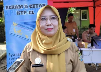 Disdukcapil Kendal Manfaatkan Momentum MPLS Gencarkan Program Jemput Bola IKD 31 Kepala Disdukcapil Kendal, Ratna Mustikaningsih. (Arvian Maulana/Lingkarjateng.id)