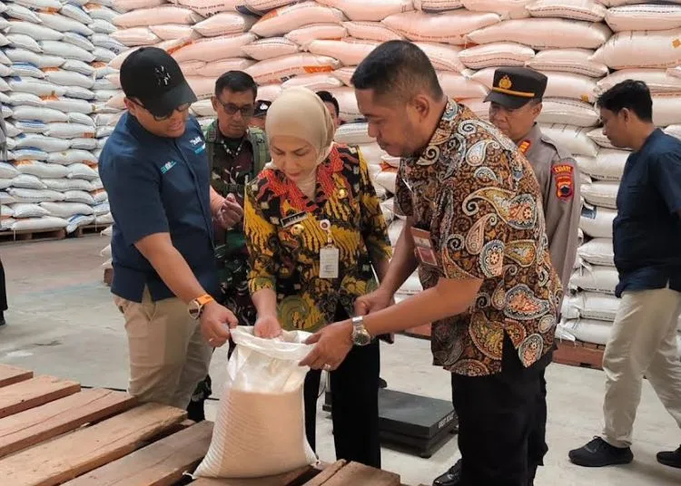 Cek Gudang Bulog, Bupati Kendal Pastikan Kualitas Beras Bagus dan Layak Disalurkan 25 Bupati Kendal, Dyah Kartika Permanasari didampingi Kepala Dispertan Kendal, Pandu Rapriat Rogojati dan Kepala Bulog saat melakukan peninjauan kualitas beras di gudang Bulog, Selasa, 15 Juli 2025. (Arvian Maulana/Lingkarjateng.id)