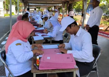 1.117 PPPK Kendal Terima SK, Bupati Tekankan Kedisiplinan dan Loyalitas 25 PPPK Formasi tahun 2024 di lingkungan Pemerintah Kabupaten Kendal saat melakukan pengambilan SK, Rabu, 16 Juli 2025. (Arvian Maulana/Lingkarjateng.id)